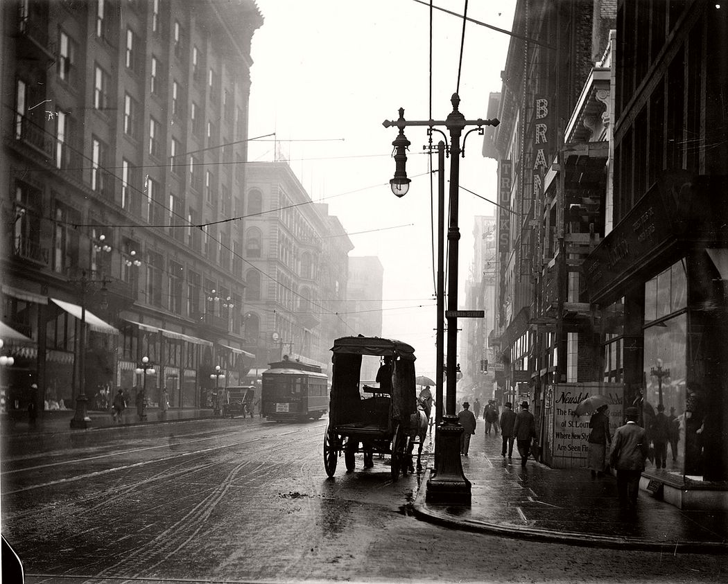 Such a beautiful photo of St Louis' Washington Avenue looking East from 7th street (1910) #StLouis