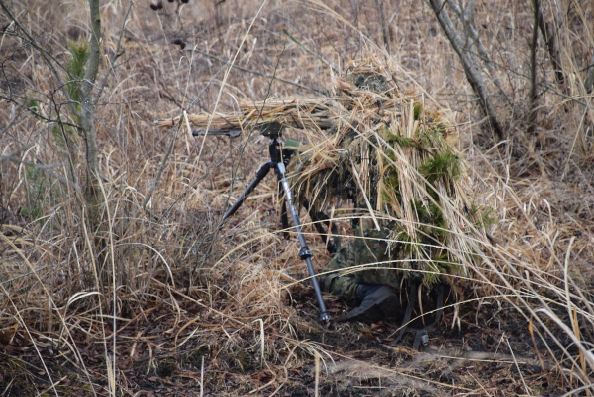 【狙撃手集合訓練】
東富士演習場での狙撃訓練の様子（３月上旬）
#スナイパー はギリースーツに身を包み、周囲に溶け込み長距離から狙いを定めます。
狙われたら逃げれない！

#陸上自衛隊
#久居駐屯地