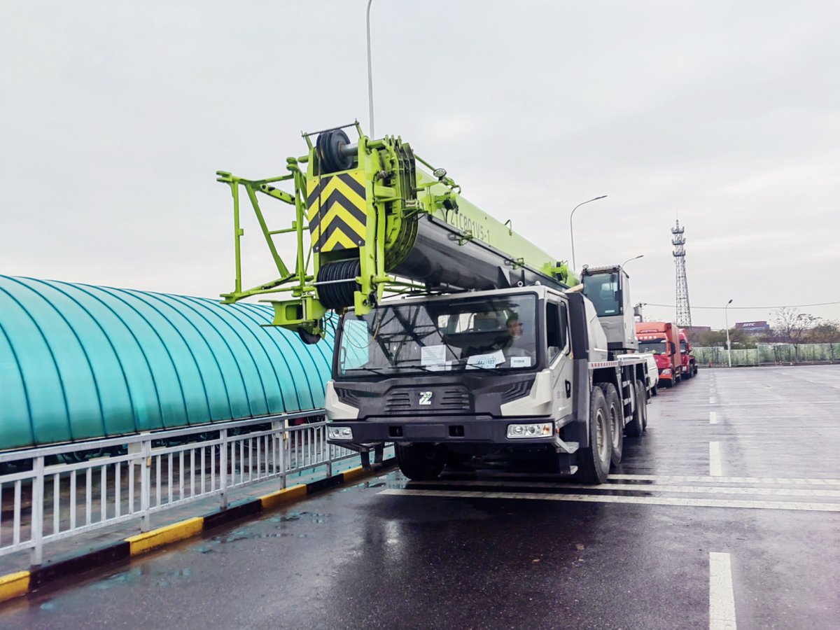 oriemaccn's tweet photo. ZOOMLION Truck Crane ZTC801V562-1 to Guatemala #exportcases
- Lifting capacity: 80000kg
- Total weight 48000kg
- Chinese Yuchai engine
- 5-section U-type booms
- 60t and 8ton hook
#zoomlion #truckcrane #zoomlioncrane #crane #zoomliontruckcrane #liftingmachinery #machinery https://t.co/t0MaSBy3hy