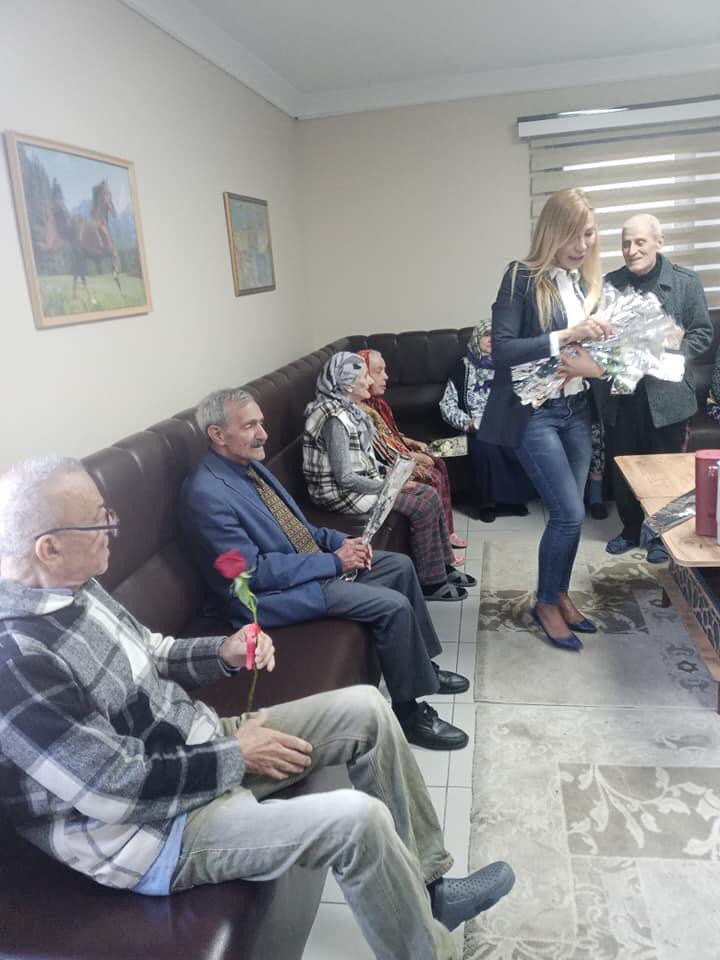 Farket Otizm Saklı Dehalar Der. Başkanı, Pembe Kader Der. Kurucu Başkanı Azra Görgün Kaynarkan, Bahçeşehir Yaşlı Bakım Merkezi'ne bayram ziyareti gerçekleştirdi.
Duygusal anların yaşandığı sevgi buluşmasında, samimiyetin, içtenliğin, güzel niyetin enerjisi yürekleri birleştirdi.