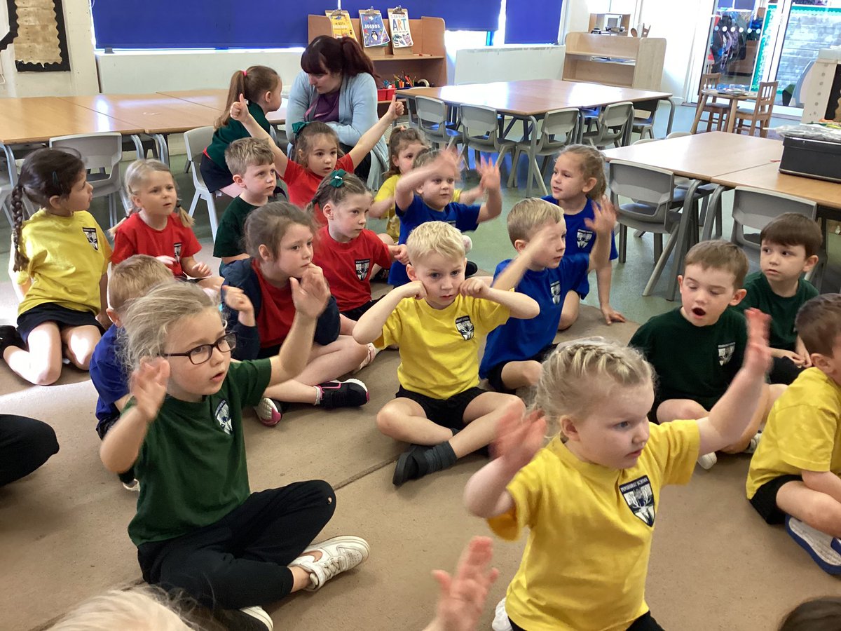 RSE loving @CharangaMusic lesson today so much dancing the Funky Chicken and action songs 🎵❤️ #EYFS
