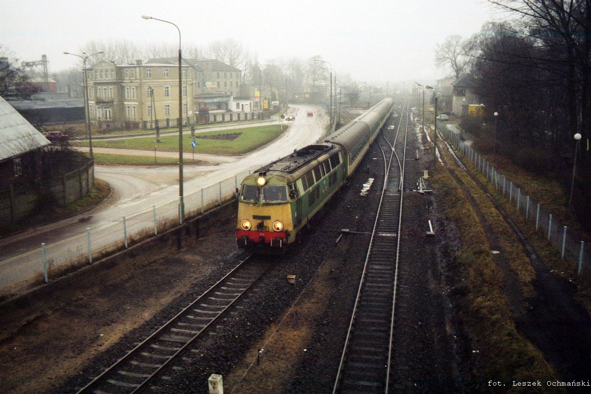 marzec 1999 - Pociąg osobowy relacji Gdynia Główna Osobowa - Chojnice, opuszcza stację Kościerzyna.
SU45-122