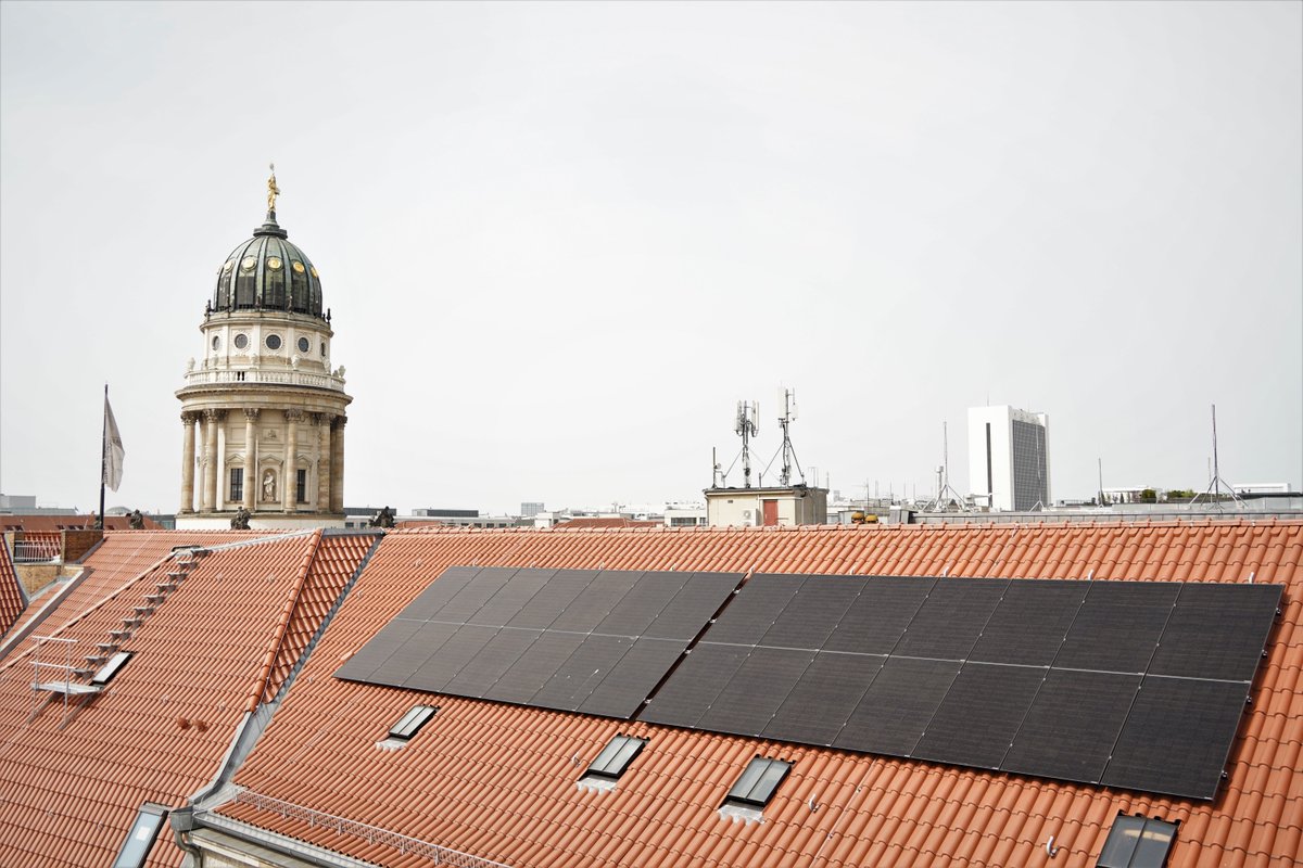 Die #BBAW produziert ihren eigenen Strom! Die Solarpaneele auf dem Dach des Akademiegebäudes am Gendarmenmarkt sind nur der Anfang, weitere Solaranlagen folgen...