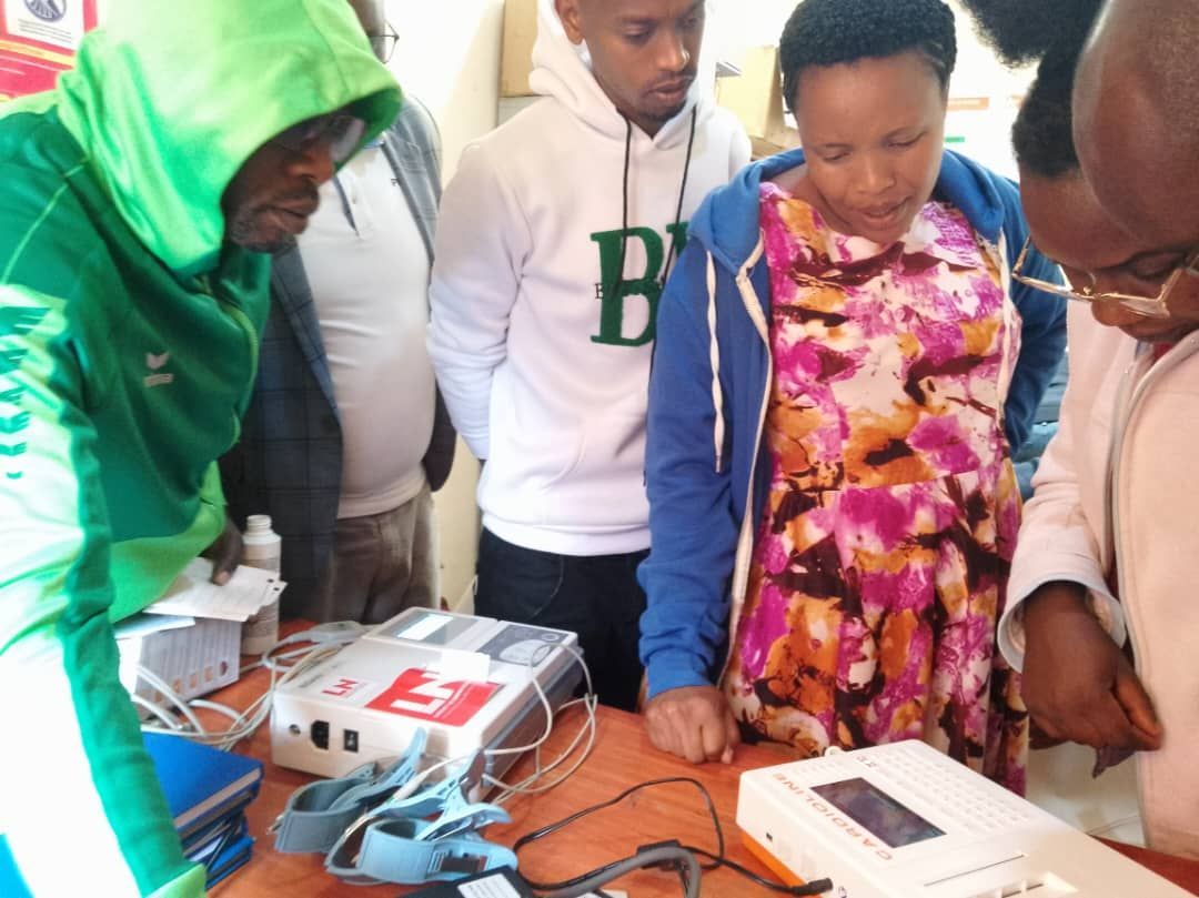 🌍 Formation ECG des médecins et infirmiers des hôpitaux et centres neuropsychiatriques du Burundi ✅La formation est l’une des approches essentielles de MSV [@AZV_tweets] ↪️Ensemble, nous faisons grandir les hôpitaux #TogetherWeCare4Healthcare #Healthforall  @mspls_bdi