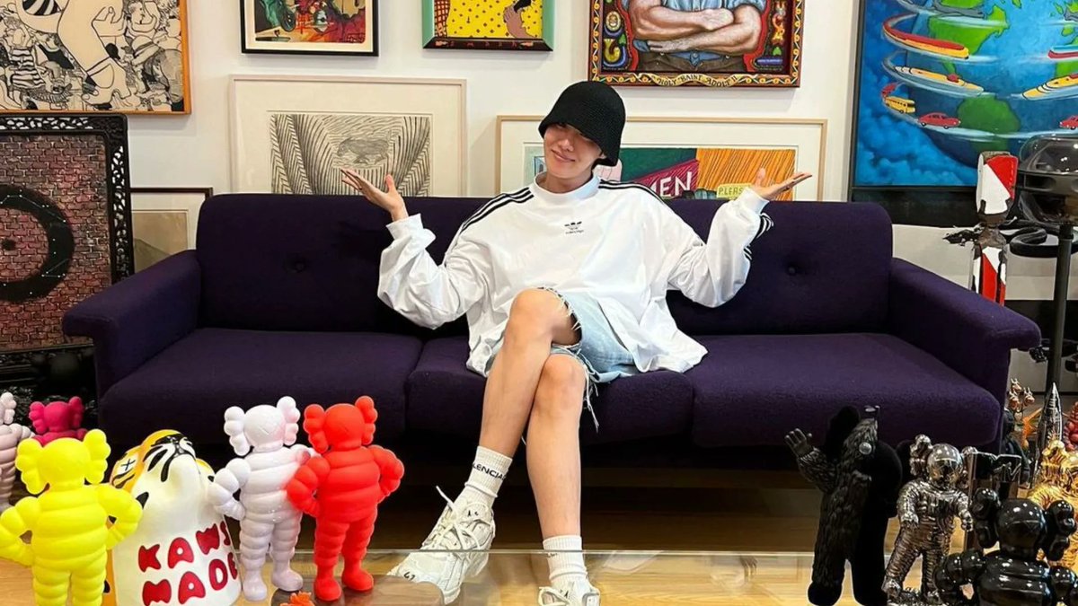 i need help.....im looking for the video of hobi walking in new york at night in this fit, it was the same day he visited kaws 

i dont remember if he uploaded, or maybe zzinu or irene..?