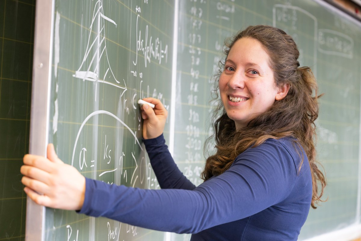 Radostina Zidarova #PhysikerinderWoche - Radostina is a Ph.D. student conducting fundamental research in nuclear physics at @TUDarmstadt... @BMBF_Bund #womeninscience #womeninphysics #physikerin 👩‍💻👉 dpg-physik.de/vereinigungen/…