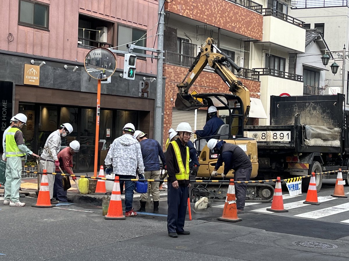 Nothing like road work in Japan. A dozen people for a 4-5 person job. But it provides employment. No small thing.