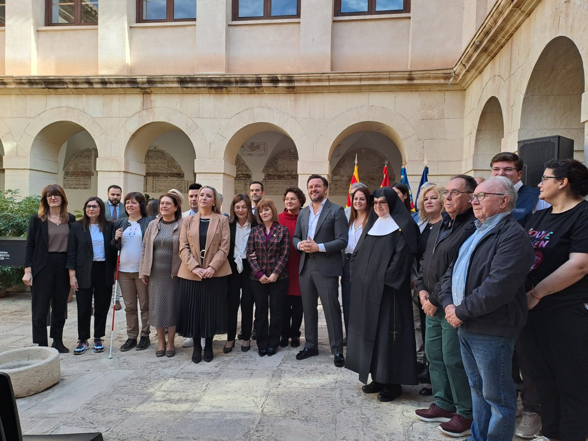 El pasado 10 de abril estuvimos en el Claustro de San José en el acto de firma de convenios del área social del Ayuntamiento de Elche.

Agradecemos al @ajuntamentelx los 5.000 euros que nos concede para seguir implementando el Servicio de Trabajo Social en el municipio.