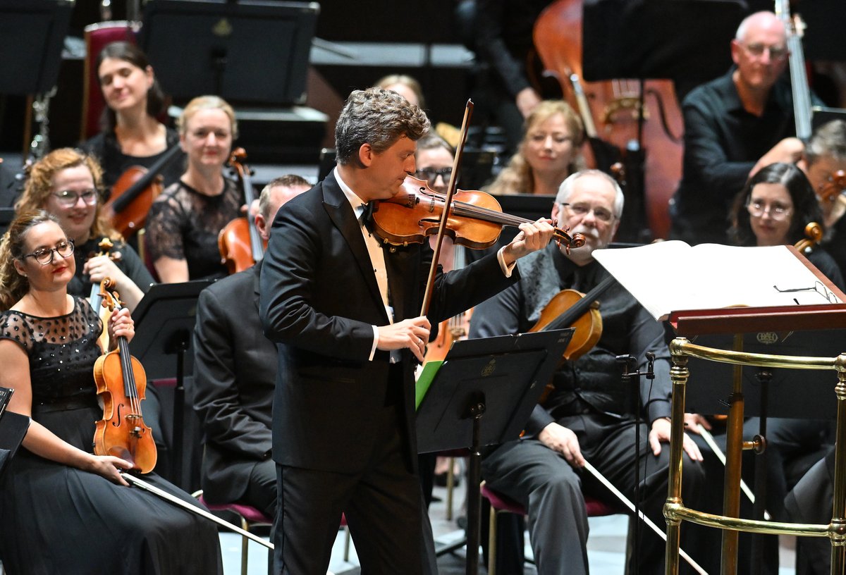 Throwback Thursday! Today we’re looking back to last year when @JamesEhnes joined us at the @BBCProms with our Chief Conductor @johnstorgards. 📷 Mark Allen