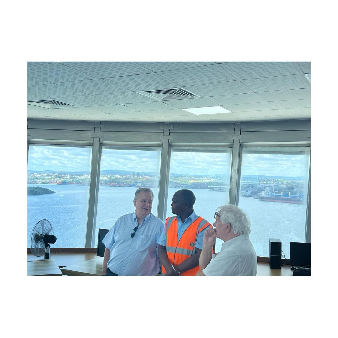 Last Friday H.E. @pmaddens  accompanied the students of the @VUBBrussel to the Port of Mombasa for their trade mission. He had an interesting conversation with @Kenya_Ports Managing Director, Captain William Ruto.
#PortofMombasa #TradeMission #VUB