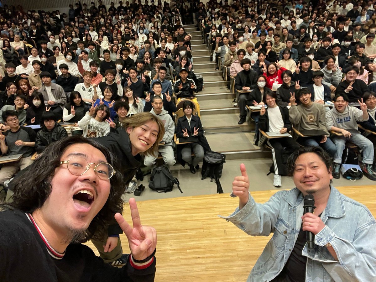 rickshinmi's tweet photo. パフォーマンス終わりました見にきてくれた皆様ありがとう‼️

新入生にアンビエント、ノイズ、サイケトランス、IDMなど電子音楽の楽しい音を初回授業でぶつけるかなり楽しい会になりましたﾈ‼️

VJ @sogen_handa ドラム @sfujiidrでお送りしました素敵な機会をありがとうございました‼️

#環境情報学24 https://t.co/9Y65z30dA0
