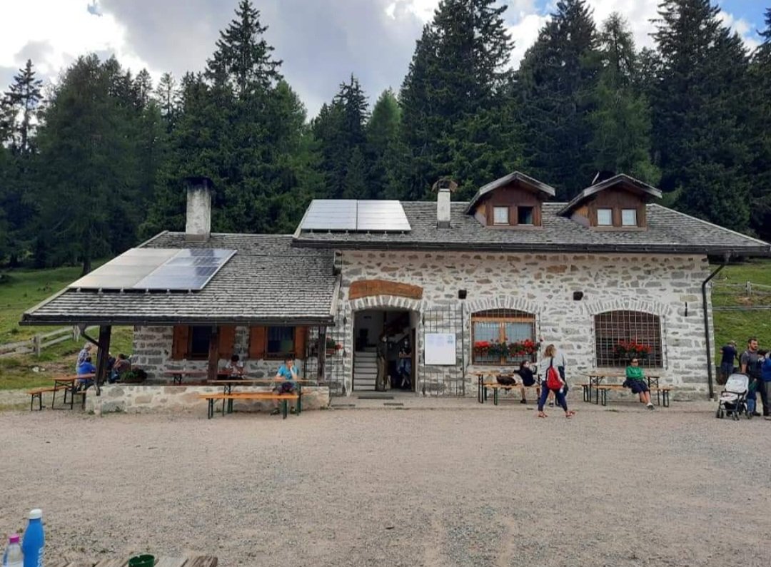 La foto di questa mattina è la malga Alta di Dimaro, TN