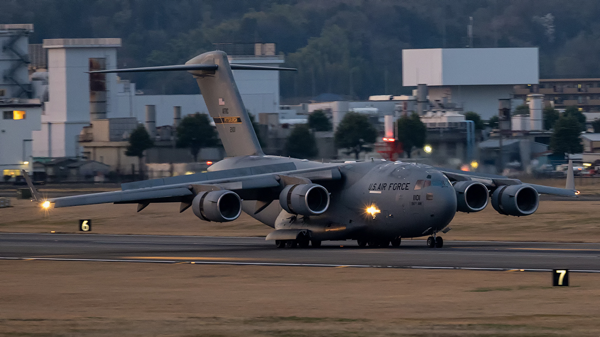 夕刻に横田基地に着陸するC-17 Globemaster III。