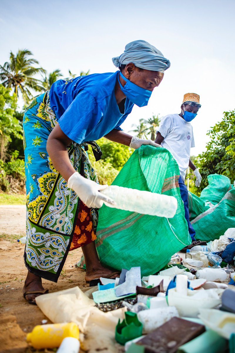 “Tackling single-use plastics is a step closer to mitigating plastic pollution.” - H.E. Winpeg Moyo, Zimbabwe’s High Commissioner to Kenya, advocating for action to #beatplasticpollution.