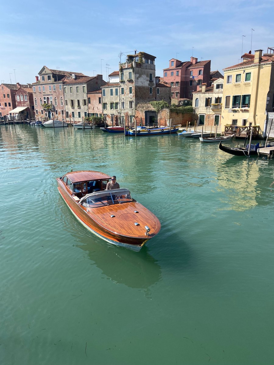 'La Trota' from 1968, built in the Oscar shipyard in Venice, is a beautiful example of Venetian craftsmanship.
#Venice #craftsmanship #travel #luxury #vintage #classicboats #classicboatsvenice #Venedig #Venise