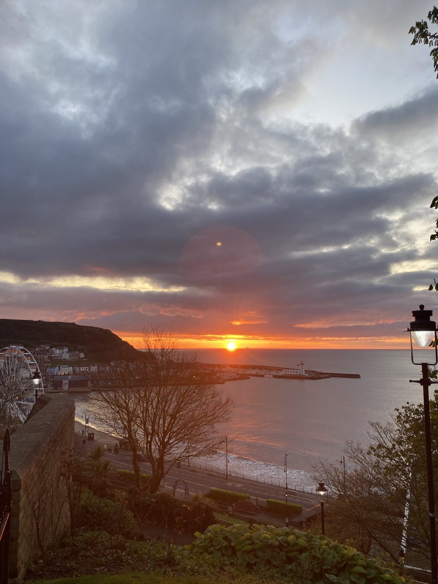 #thursdayvibes #thursdaymorning #ThursdayMotivation #scarborough 🌅 Spectacular sunrise earlier today, a huge sun rising over the sea 👍 Have a good day, everyone 👍