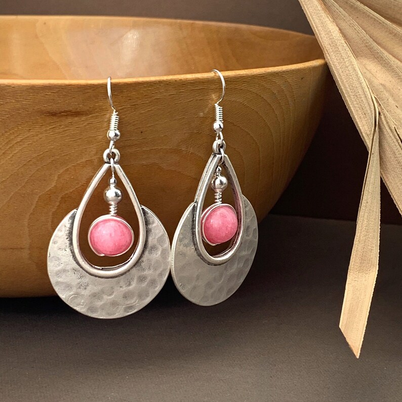 These boho chic earrings are large and bright, with silver hammered effect and feature high quality pink rhodochrosite crystal gemstone.

Purchase via Etsy: etsy.com/uk/listing/161…

#rhodochrosite #925sterlingsilver #blacksilver #hammeredsilver #pinkcrystal #handcraftedearrings
