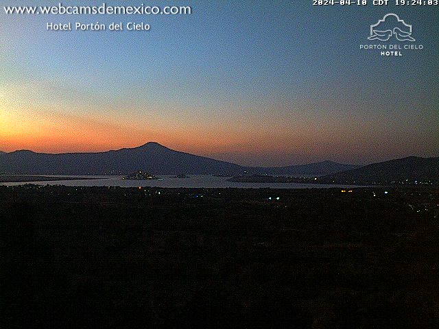 Atardecer en el #PuebloMágico de #Pátzcuaro, #Michoacán.
Vista hacia la Isla de Janitzio y Lago de Pátzcuaro desde @portondlcielo.
webcamsdemexico.com/webcam/panoram…