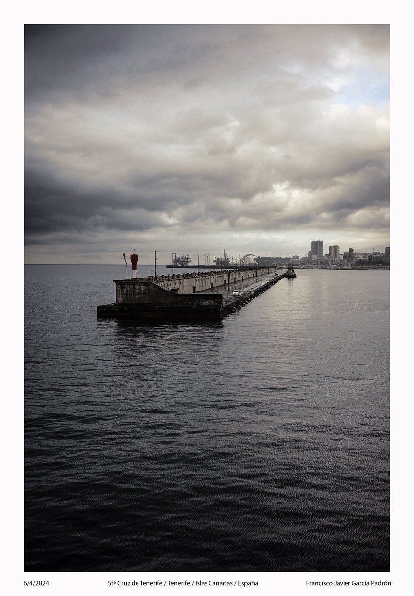 #BuenosDías #FotografíaPaisaje #Puerto #Océano #Ciudad #Cielo #Nubes #Color #StªCruzdeTenerife #Tenerife #IslasCanarias #España