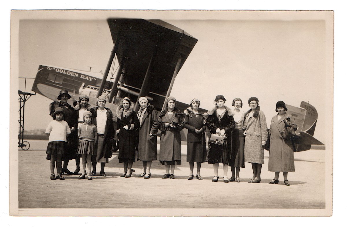 [Aviation] Photographie originale datée du 10 mai 1931 au Bourget. Jeunes femmes devant le LeO 21 immatriculé F-AIFD « The Golden Ray » - n°1 de série - de la cie Air Union 🇫🇷 . Mis en service en 1926 sur la ligne Paris-Londres #acquisition #jeudiPhoto #BaptemedeLAir #avgeek ✈️