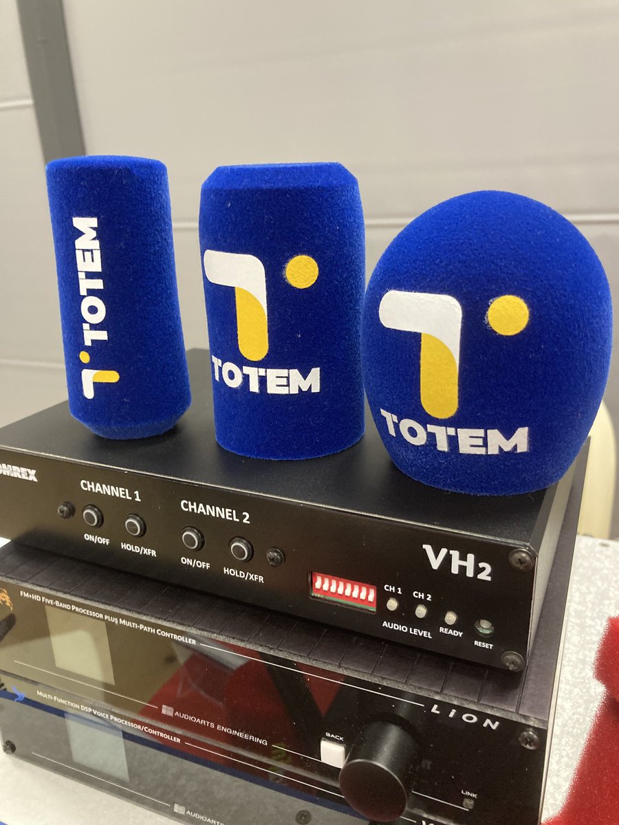 Au RadioTour à Rennes, sur le stand de SAVE Diffusion, les nouvelles bonnettes de ⁦@totem_radio⁩ avec le nouveau logo. Amical salut à ⁦@jcverhaeghe⁩ !