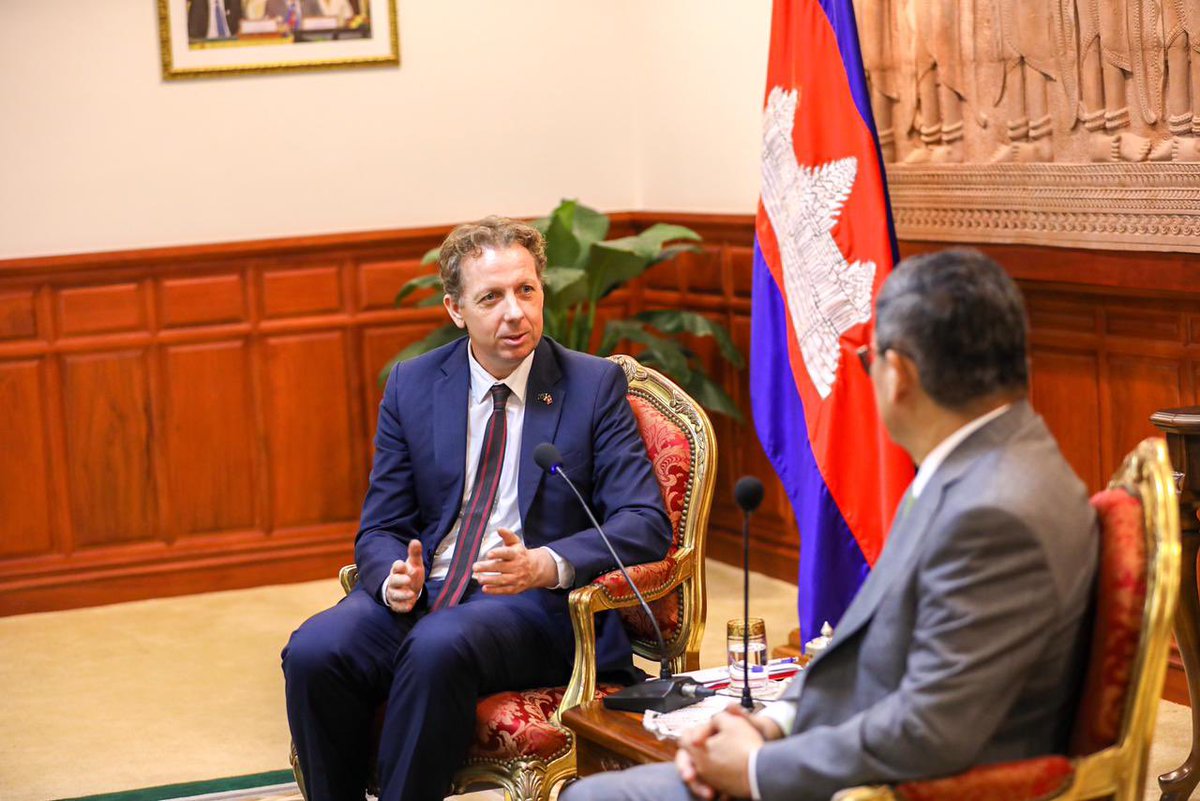 Ahead of the 🇪🇺🇰🇭 Joint Committee in Brussels, I called on HE Sok Chenda Sophea @DPM_SCS, 🇰🇭 DPM and Minister of Foreign Affairs to discuss EU-Cambodia relations, including trade & investment, the green transition and human rights