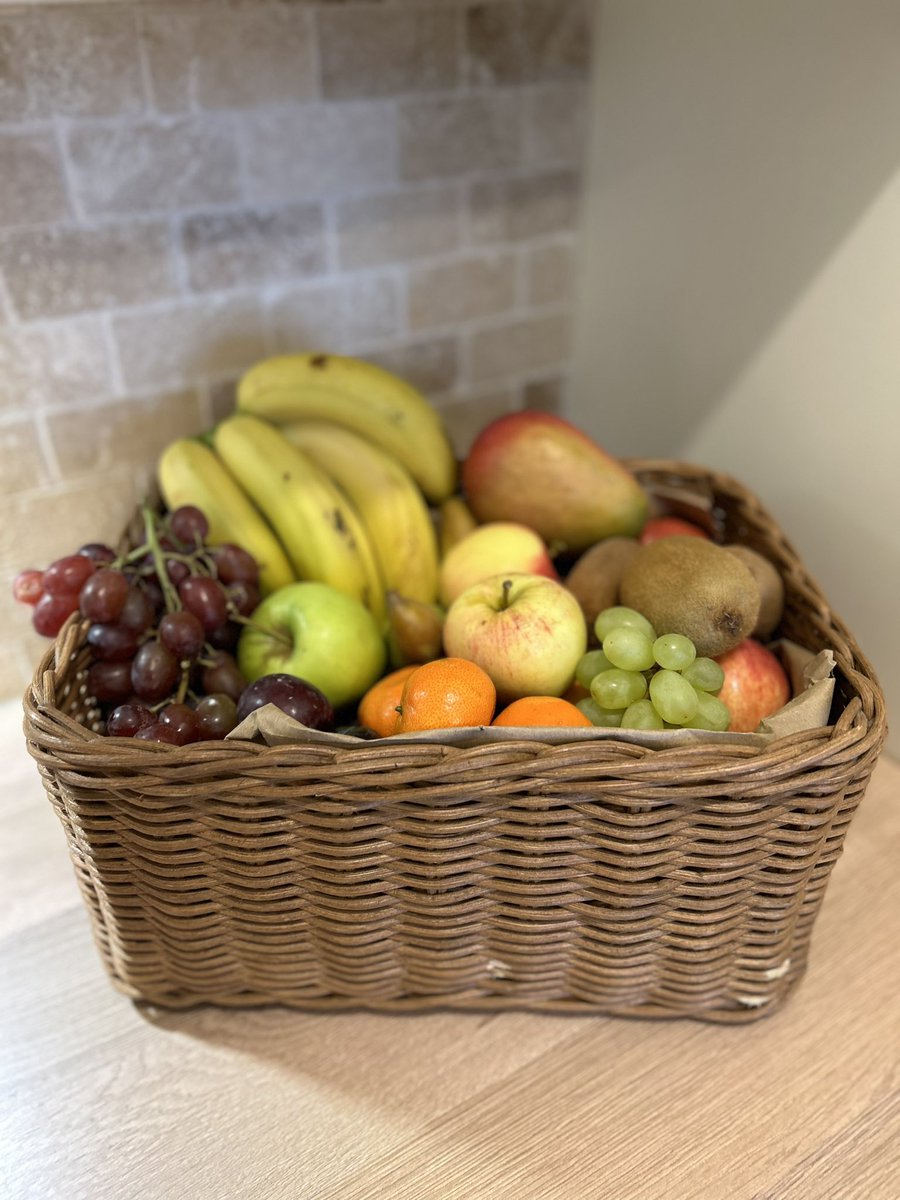 Fruit basket 🧺 🍇 🍌 🍎 🍏 🍐 🥝 complete for Eid celebrations @UHLMaternity23 for colleagues and women/birthing people