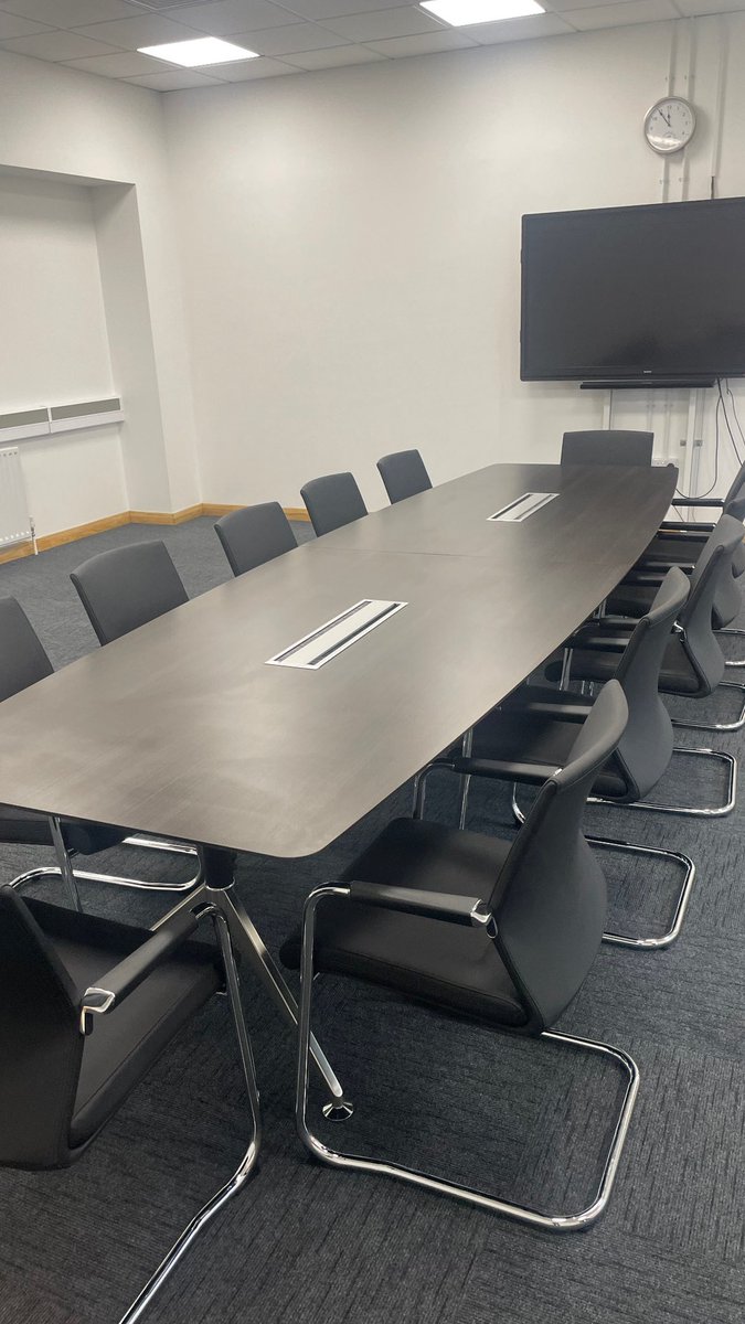 CANTE cantilever meeting chair, black faux leather, in stock with standard lead time of 5-7 working day… absolutely stunning chair and a £ to match! 📧 sales@officeinteriorswholesale.co.uk for further info. #meetingchair #boardroom #meetings #meetingrooms #officefurnitureuk