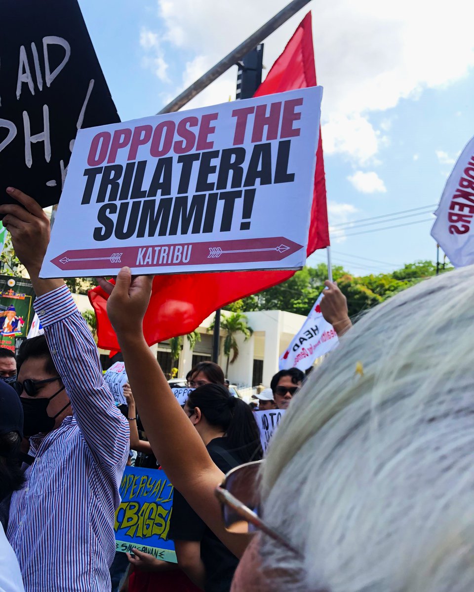 ICYMI | Indigenous and Moro Peoples' rights defenders, along with progressive organizations, rallied today towards the US Embassy, denouncing the trilateral summit among the US, Japan, and the Philippines.

#ImperyalismoIbagsak
#USTroopsOutNow
#AtinAngPinas