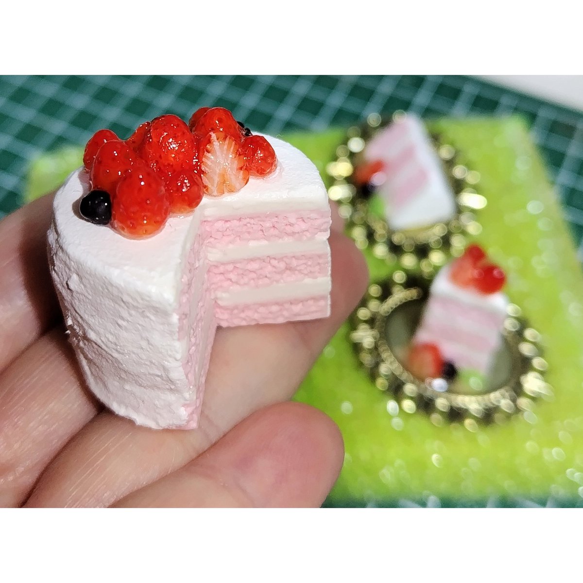 daruyopurenista's tweet photo. いちご🍓のケーキ できました
#樹脂粘土でつくるミニチュアフード
#ミニチュアフード
#ミニチュアスイーツ
#フェイクスイーツ
#フェイクフード
#miniature
#miniaturefood
#fakefood
#clayfood
#minifood
#cute
#kawaii
#minne
#メルカリ https://t.co/PaU8jvGN4z