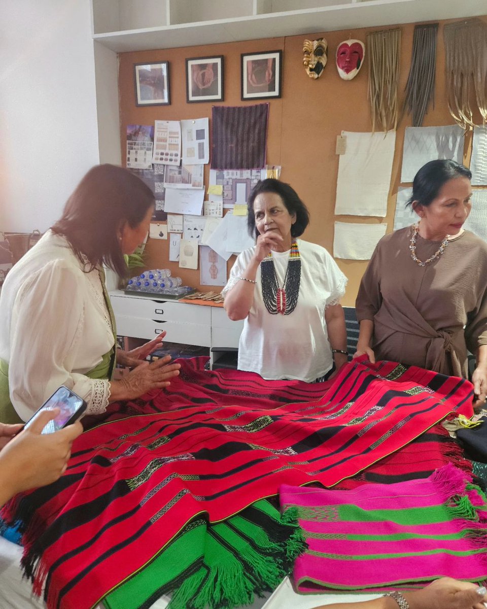 Khyo_tck's tweet photo. How many threads does it take to weave a piece of cloth?
The visit to the super @heirloomnagacenter with my mom who shared some of her textile works. And Meeting with jesmina Zeliang and Lekha Poddar of @deviartfoundation and a few wonderful ladies was a special occasion. https://t.co/EwNoMiQ2U4