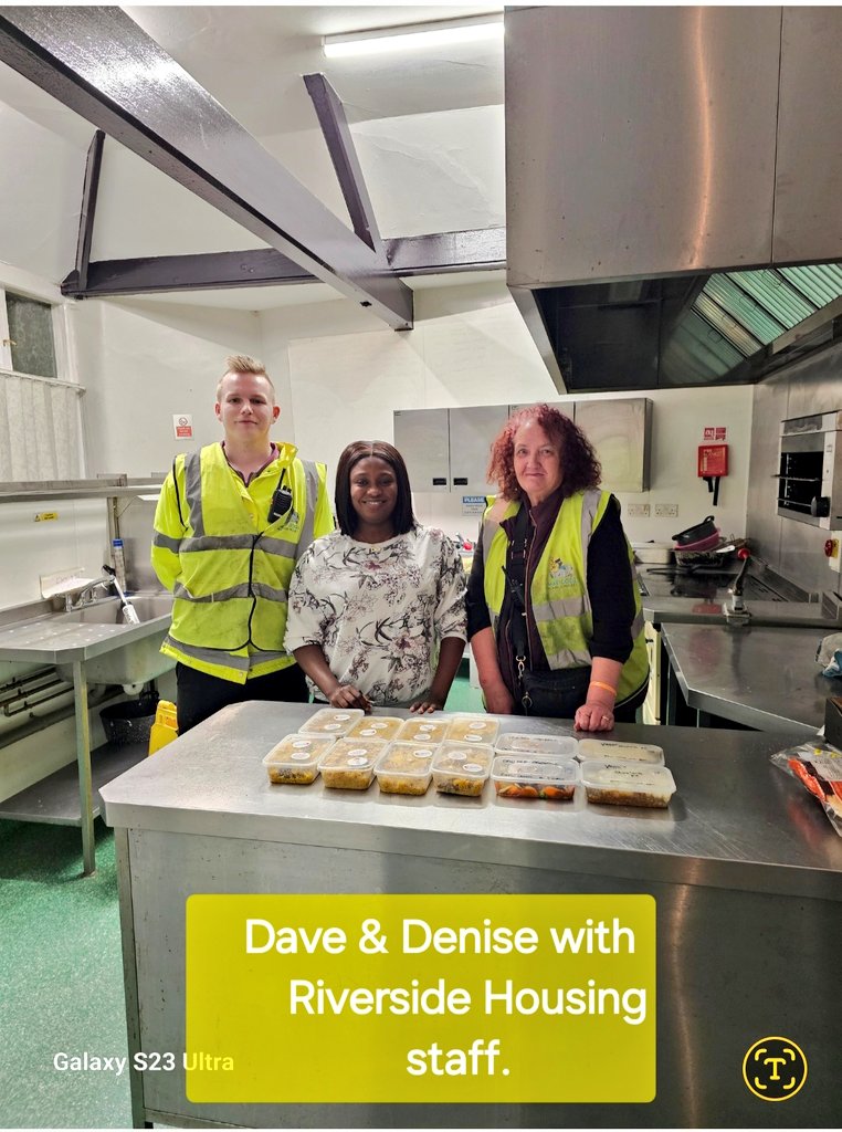 Mad Dogs Homeless deliver food to our friends in 14 different locations as well as provide emergency food assistance to referrals from @ManCityCouncil Last week was particularly busy with over 300 meals each day going out Here we are with staff at a riverside sites we support