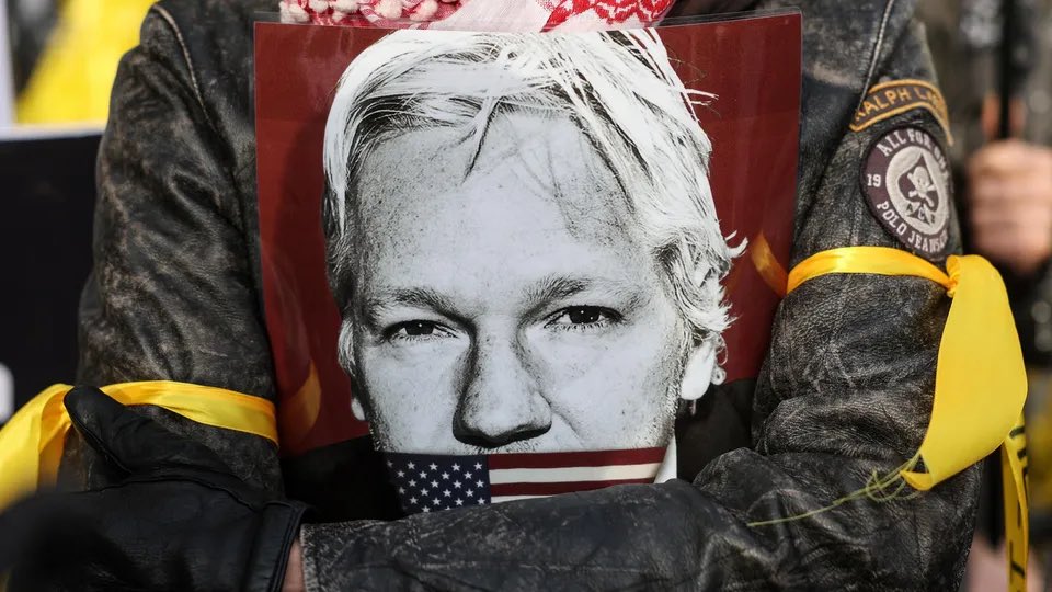 Endlich das richtige Zeichen. US-Präsident Biden ‚erwägt‘, die Verfolgung von Julian Assange einzustellen. Der Aufdecker von US-Kriegsverbrechen verbrachte viel zu viele Jahre im Gefängnis, unter dem Schweigen auch westlicher Regierungen #FreeAssangeNOW #JournalismIsNotACrime