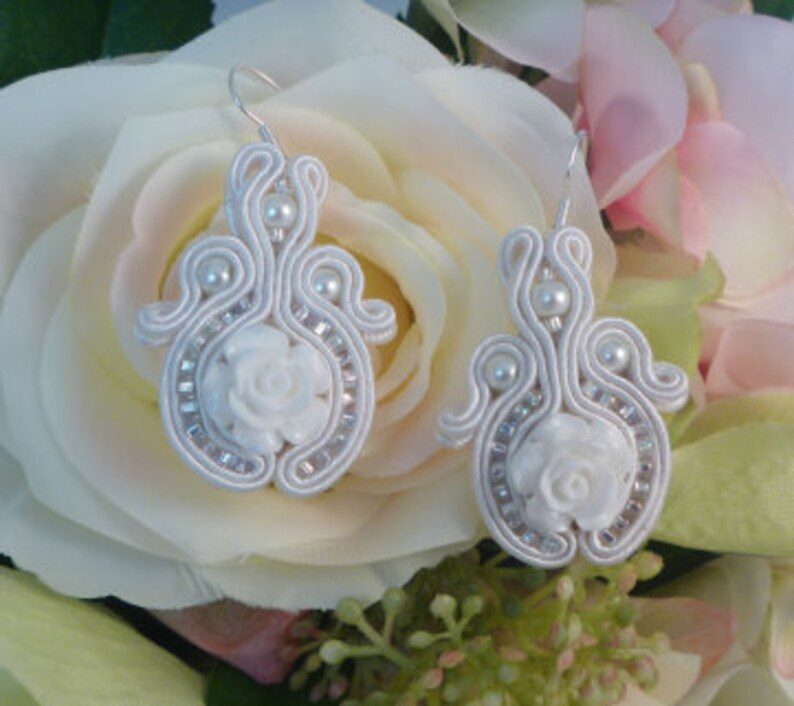 MollyGDesigns's tweet photo. Won't be long till there are roses in the garden but these are available now.
https://t.co/HNIexkxOgu
 #EarlyBiz #jewellery #bridal #mhhsbd #etsy #craftbizparty https://t.co/H7xYovA0VZ