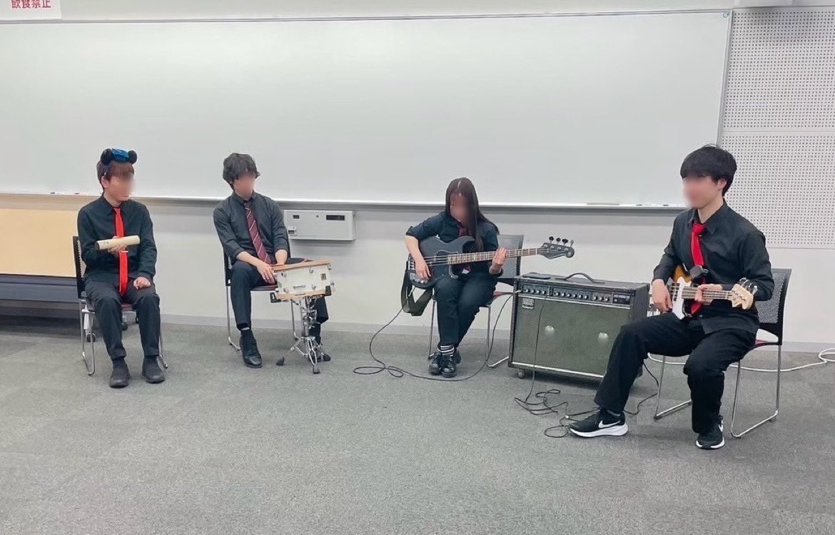 【パート紹介Day1】
リズム隊です！
リズム隊は『ピアノ🎹』『ギター🎸』『ベースorコントラバス🎻』『ドラム🥁』で構成されている、言葉通り演奏のリズムを司っているパートとなっております😆
パートはみんな元気いっぱいで、先輩もみんな優しい（自称）ですよ😎