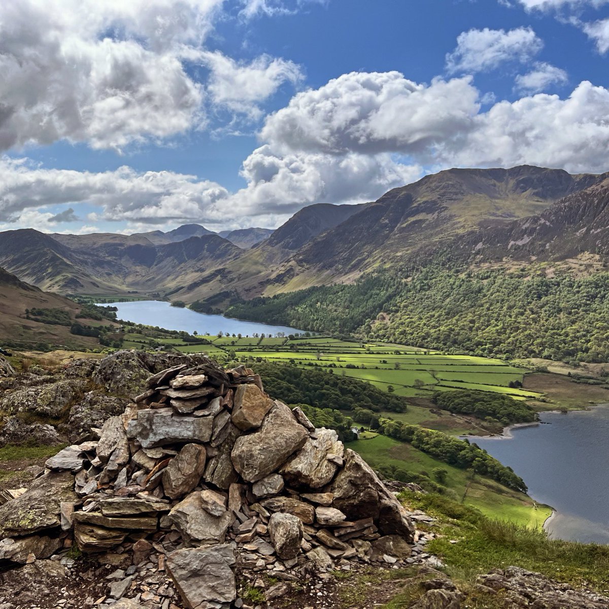 Photo of the day.

Looking across the Buttermere Valley from Rannerdale Knotts. 

💚🤩💚

📸 Throwback photo May 23.