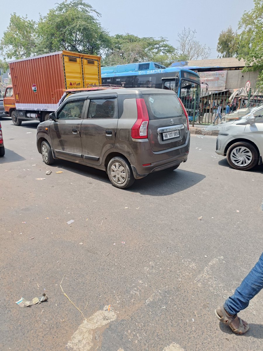 change_maker576's tweet photo. @dtptraffic vehicle parked in middle of the road also having tinted windows.
Please take action 
12:15 PM 11Apr
Location - nangloi chowk near sbi bank
@LtGovDelhi @MCD_Delhi https://t.co/d4Vg7vijYZ
