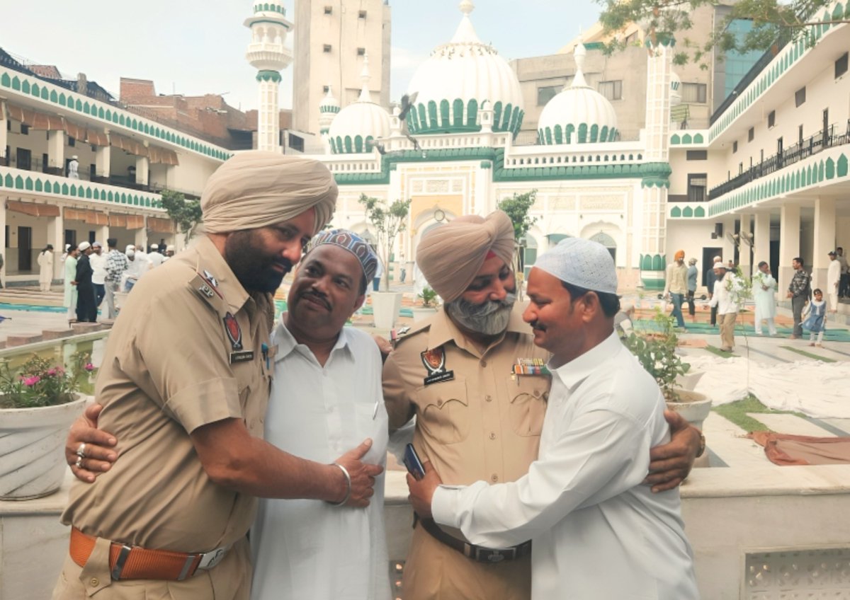 On the occasion of Eid-ul-Fitr, Commissionerate Police Amritsar wishes Eid Mubark to all the citizens of Amritsar. In view of Eid-ul-Fitr, Commissionerate Police Amritsar has made strict security arrangements in the city to avoid any untoward incident. #YourSafetyOurPriority