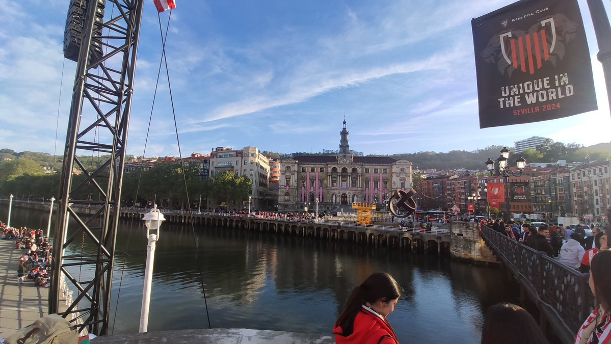 Ya hay gente esperando en el puente del Ayuntamiento de Bilbao, donde terminará la Gabarra sobre las 18:30h. 🤯

[📸 <a href="/a_santacruz/">🎙Alberto Santacruz</a>]