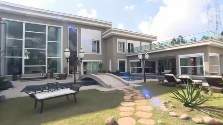 corretor_digi's tweet photo. Sertanejo Luciano coloca à venda sua mansão por 50 milhões de reais

Propriedade mais se parece com um castelo e foi construída dentro de um terreno de 3 000 metros quadrados https://t.co/SUlNNgGJu5 https://t.co/7EbYycq1da