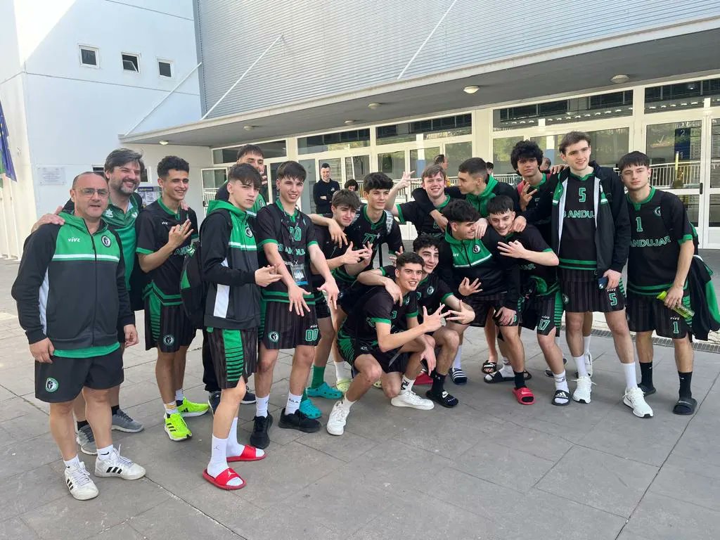 CBAndujar's tweet photo. ¡ESTAMOS EN CUARTOS!
Gran partido de nuestros chicos para ganar con claridad a un rival de nivel como Maristas de Córdoba.
Mañana nos jugaremos el pase a semifinales contra Novaschool.
¡Enhorabuena equipo! https://t.co/wYaDhRaXUG