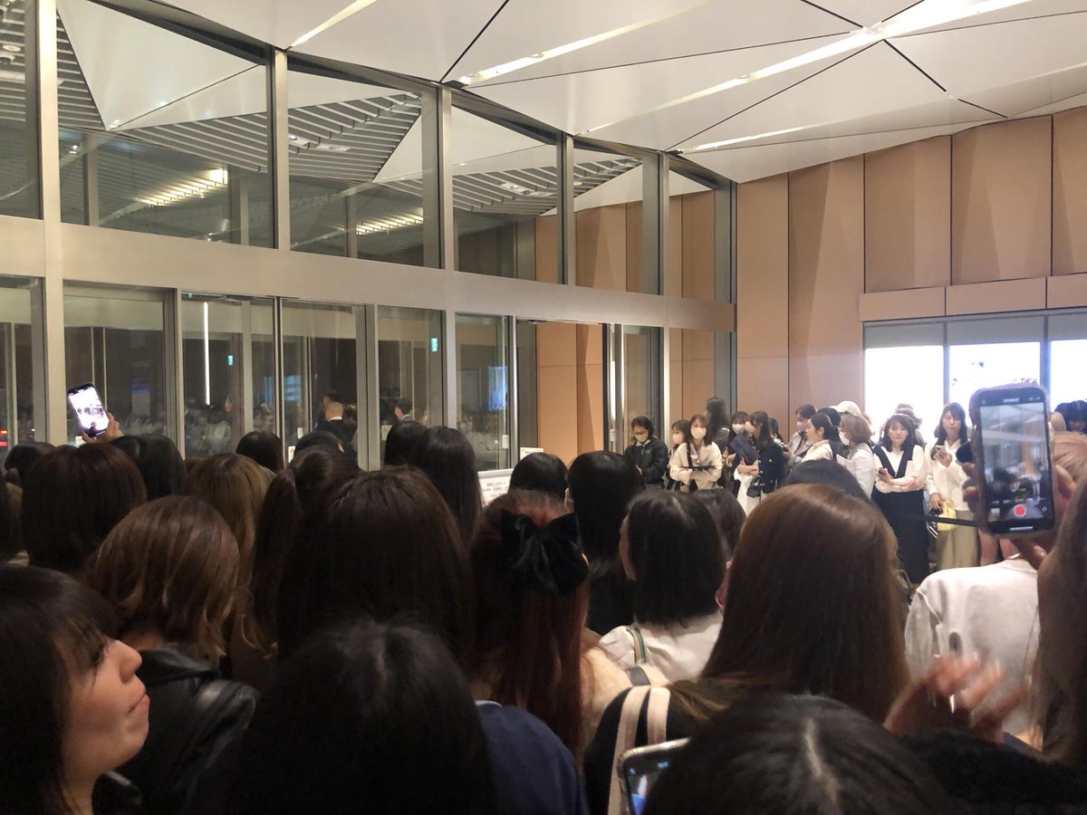 The entrance to the exhibition is already really crowded 🥲🥲 ROSÉ in TIFFANY WONDER #ROSÉatTiffanyExhibition