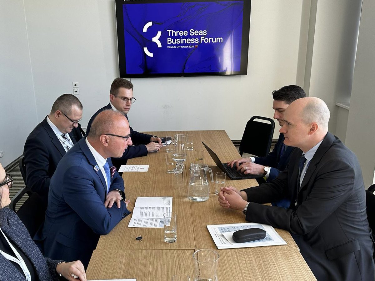 Minister @grlicradman had an engaging discussion with @wef @hubacek on long-term solutions for the stability of the @3seaseu. In the shifting geopolitical landscape, 🇭🇷 plays an indispensable role in green transition and energy diversification of Central and Eastern Europe.