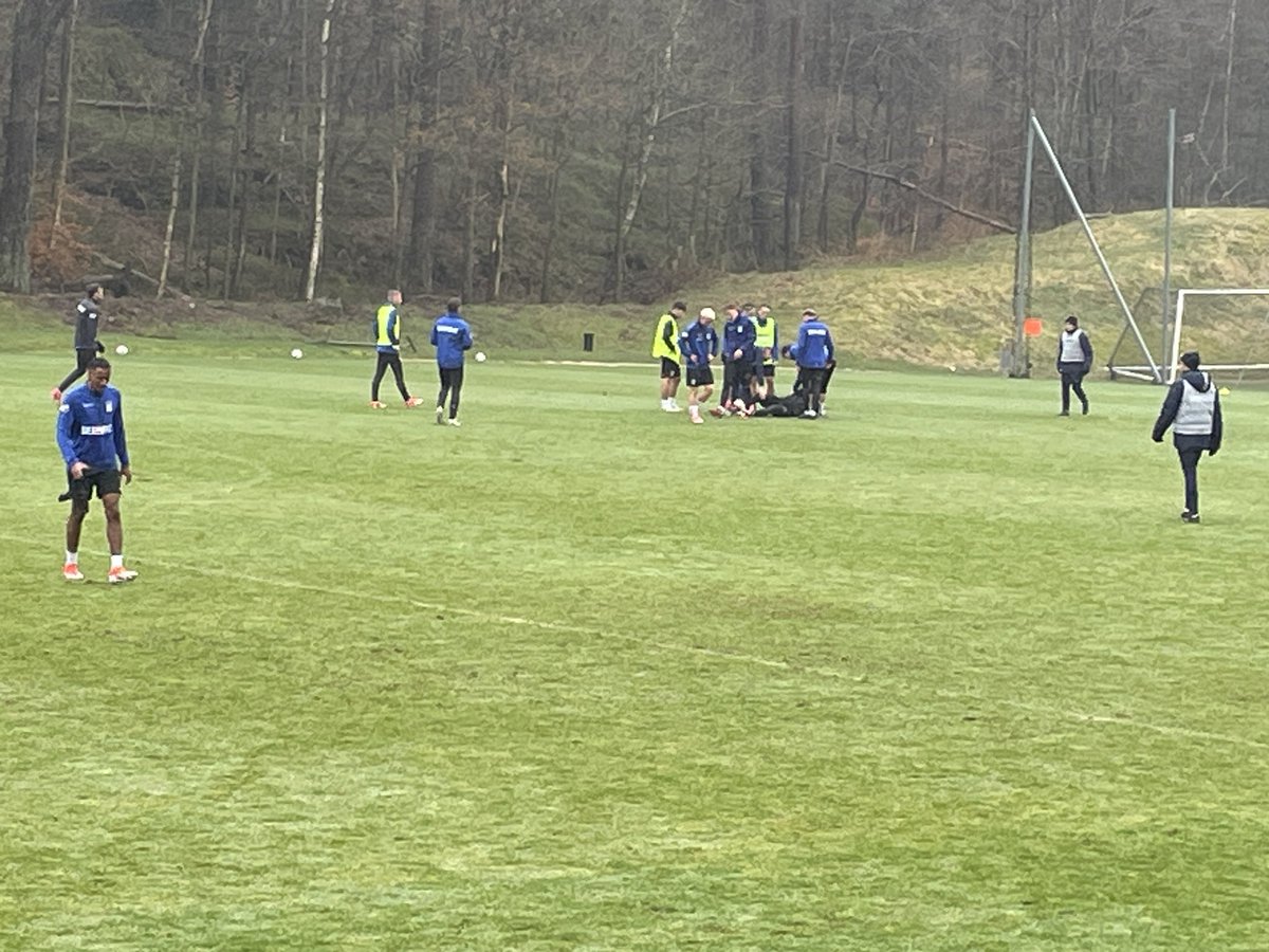 Ny skada för Blåvitt. Anders Kristiansen fastnar i gräset och skriker ut sin smärta. Såg inte alls bra ut. #ifkgbg gp.se/sport/fotboll/…