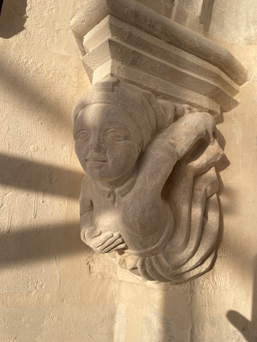 Coquins et coquines... Certains des décors sculptés de la chapelle prennent des contours amusants, et même un peu grivois ! #Amboise #Touraine #ValdeLoire #patrimoine