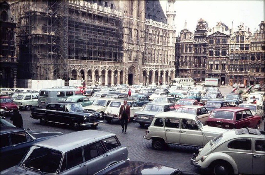 Let this sink in: #Uccle does not have any car-free square (nor street).