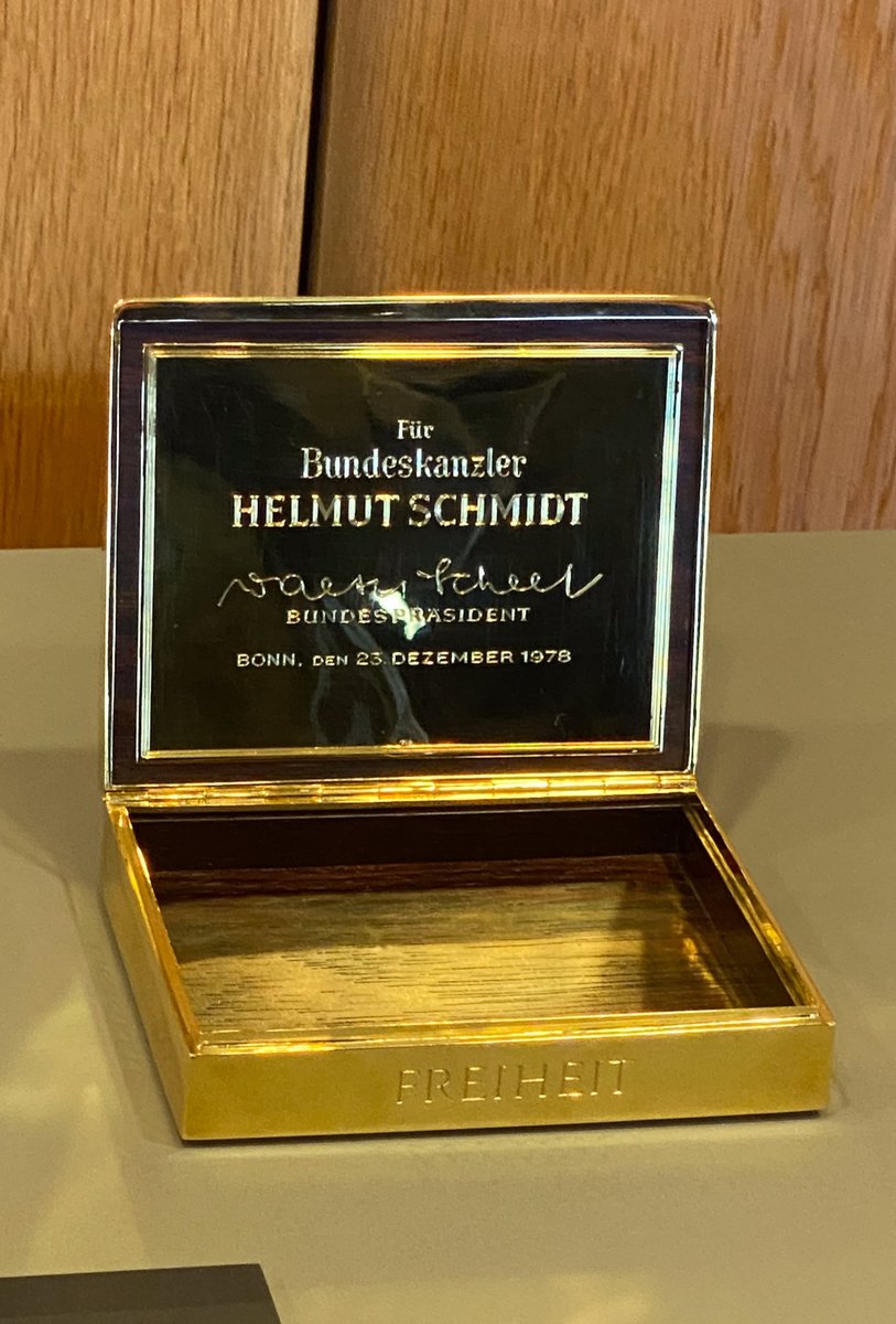 #Bonn: Man kann ihn sich kaum ohne Zigaretten vorstellen: Helmut Schmidt. Ein besonderes Objekt stellen wir nun im #Kanzlerarbeitszimmer aus: Schmidts Zigarettenetui! Bei Begleitungen durch das #Kanzleramt könnt Ihr es künftig selbst ansehen! hdg.de/haus-der-gesch…