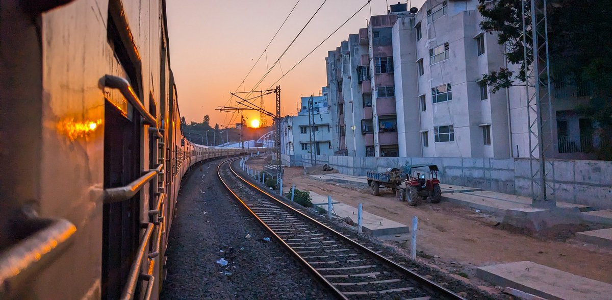 There's something about train journeys 🤌✨
 
🗓️: 1/04/24
🚆: 12677 Ernakulam Intercity 
📸: #Pixel6a
📍: Outside Bangalore East
📝: Photoshop Express