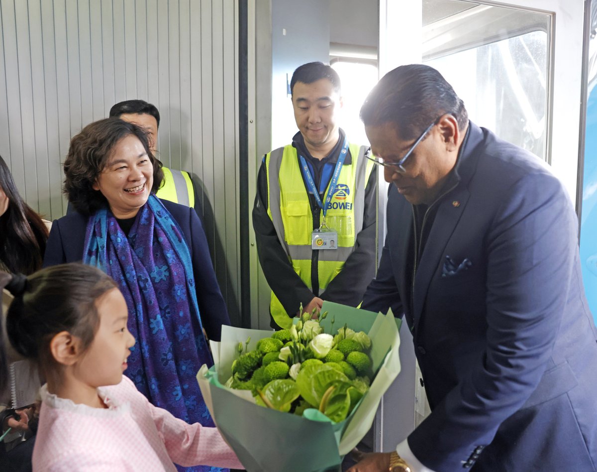 Welcome to President Santokhi of Suriname on his state visit to China.