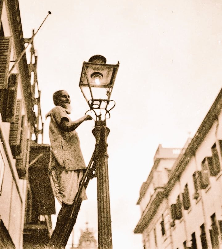 When gas lighting first appeared in India, it was of great excitement for common people. Every evening a man would come and manually light each lamp. Street gas light being lit, Calcutta, 1930's.💡 Reminds me the story 'Panchlight', by Phanishwar Nath Renu. 📖